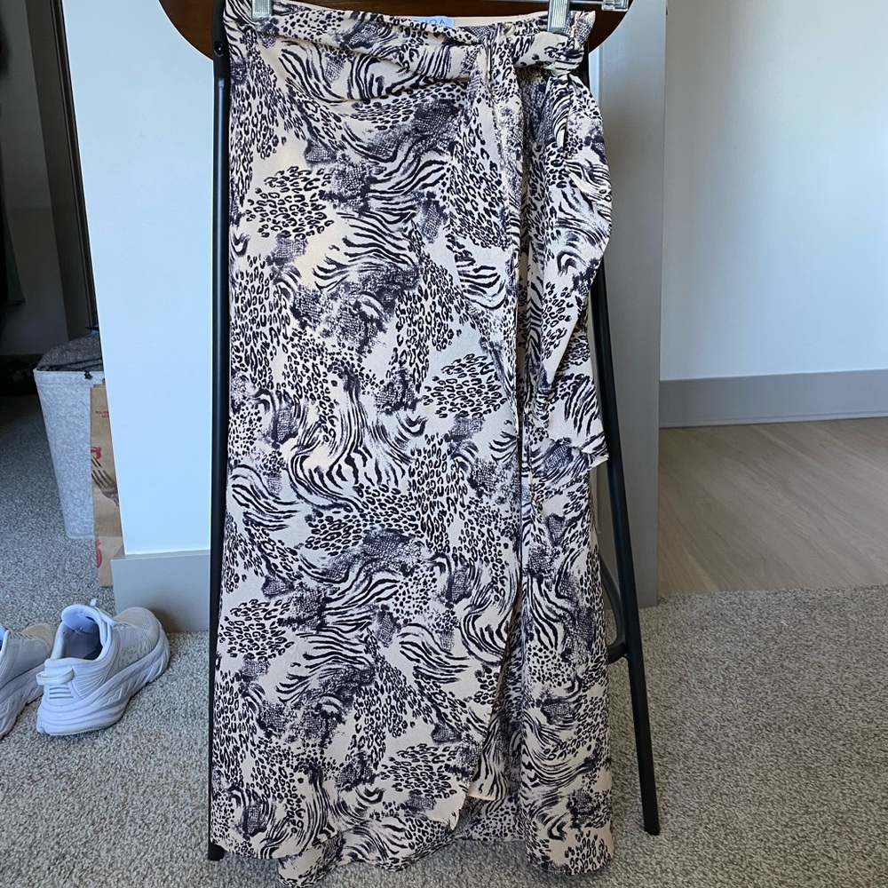 Midi skirt with hip tie detail